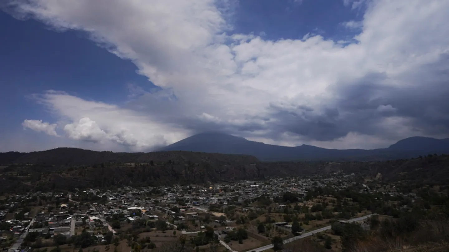 Mexicos Popocatépetl volcano El Popo spews plume of gas and ash